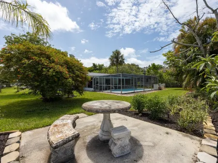 Gorgeous beach house on Venice Island, heated pool, min away from private beach! Отели в г. Венис