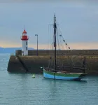 SMALL ROSES SANDSTONE HOUSE NEAR THE BEACHES