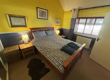 Delightful 3 Bed home overlooking River Echaig and Holy Loch, KIlmun, Dunoon. Отели в г. Данун