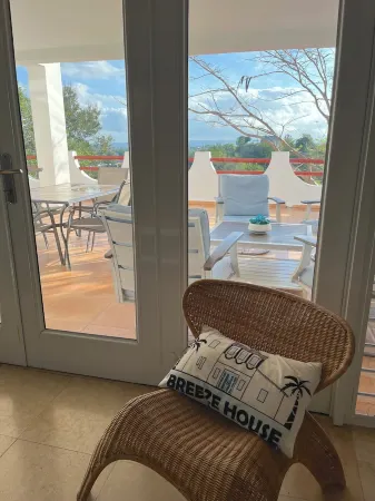 Relaxing Spacious Penthouse. Pool & deck w/panoramic view, 5 minutes to town!