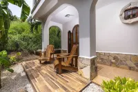 Villa w POOL 2BR/2.5BA Walk To Beach, Shops, Restaurants and MORE