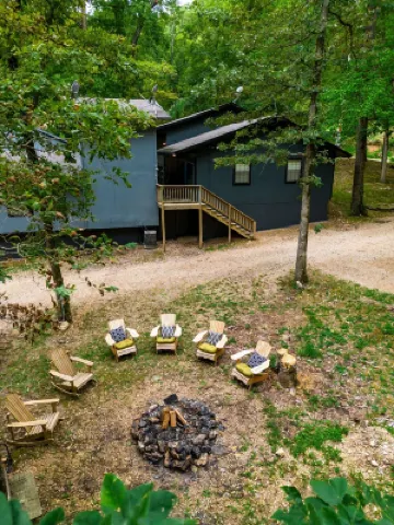 Waikiki Villa 8min-Downtown. Secluded w fire pit Hotels in 