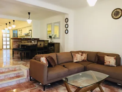 House buganvilias in hotel zone Cancún, with pool 住宿飯店