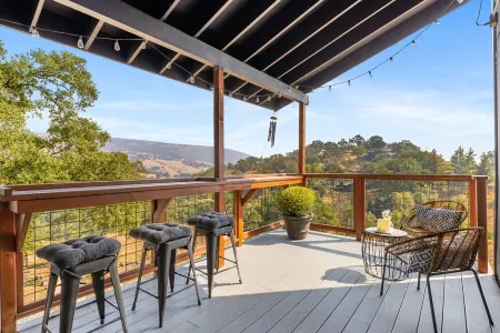 *Mountain View in Highly desired Russian River Estate Отели рядом с достопримечательностью «Сарацина Вайнярдс»