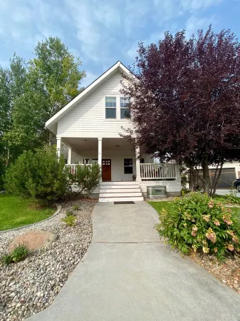 Amazing Four Season Modern Farmhouse with Mountain Views and Hot Tub