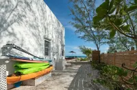 Pool, Beachfront Villa, 16 Ppl, Chef, Boat Tours, Starlink, BBQ Hotels in Moore Hill