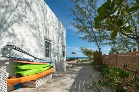 Lux Beachfront Villa, 16 ppl, Chef, Boat tours and Massage! Отели в г. Moore Hill