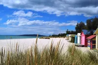 McCrae beach Villa on Wattle Place, a 5 mins walk to the beach Hotels in McCrae