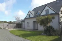 Family Paradise: Spacious House with Heated Pool and Beach Proximity