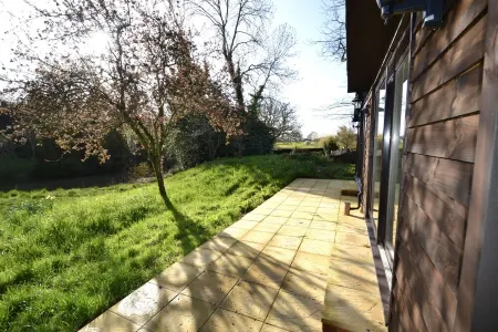 3 bed converted chapel with lake view Отели в г. Хоршем