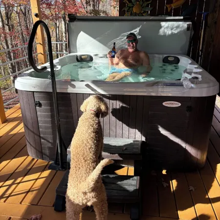 Cabin in Hocking Hills with Hot Tub, Fire Pit and Covered Back Deck. Отели в г. Хокинг