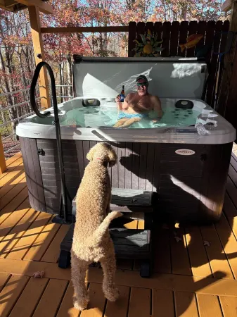 Cabin in Hocking Hills with Hot Tub, Fire Pit and Covered Back Deck.