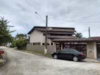 Beautiful, spacious and spacious house, 300 meters from Guaratuba beach. Hotel in zona Foz do Rio Guaratuba