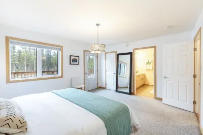 Mountain Haus w/ HOT TUB & large backyard w/firepit. Only 7 mins to downtown Hotele w: 