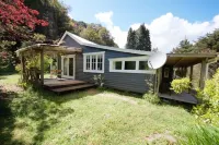 Charming older style cottage .  호텔