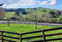 Lovely 3 Bedroom Quiet Home with Farm Views - 10 mins to Cambridge and Hobbiton Hotels in Karapiro