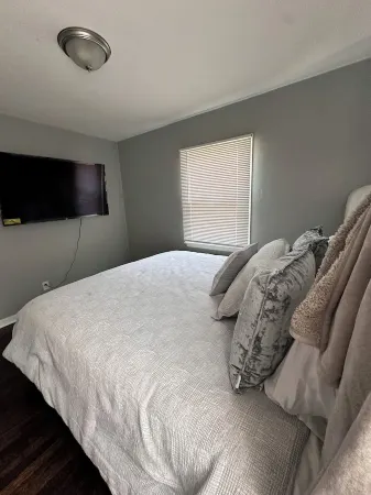 Relax in style: Chic 2 bedroom haven in brickell. Отели в г. Хаммонд