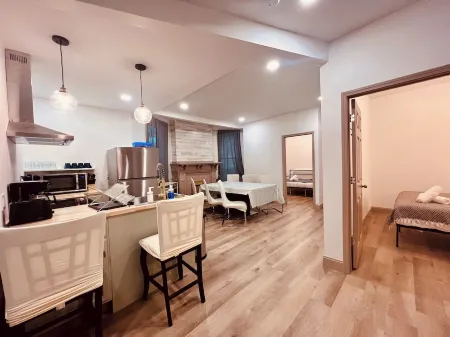 Casino Close Comfort walk to the falls 6-bedroom sleeps 12 with AC and WiFi USA