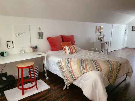 Quaint, Beautiful Home next to SEMO and Hospital Отели рядом с достопримечательностью «Crisp Museum»