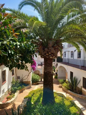 Prachtig Appartement met Zeezicht, Zwembad en Dakterras Hotels near Puerto Azul