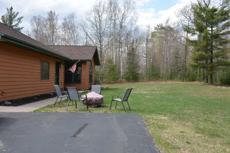 Northwoods 3 bed/2 bath Cabin Retreat with NEW HOT TUB & 2 Canoes!