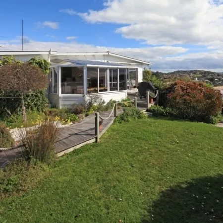 Gorgeous beach house on Oneroa Bay Отели рядом с достопримечательностью «Автобус Explorer Island Waiheke»
