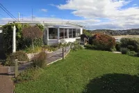 Gorgeous beach house on Oneroa Bay