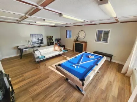 Amazing 5 bedroom, swim spa, river, close to Batawa Ski Hill