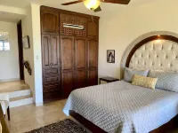 Beautiful, luxurious, quiet 1 bedroom home away from away Hotels in 