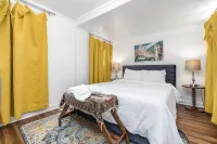 Deco Duplex - Uptown - Northwoods Trail - KING BED - DISH TV - ROKU - Bike Rack