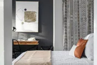 MODERN/Mins to Beach/walk to dwtn/Free parking Hotels near Fred Howard Park