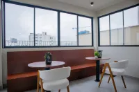 w Modern 3BR w Balcony Near Kennedy Park