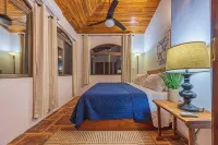 Gorgeous Villa with Breathtaking Ocean Views Hotels in Savegre