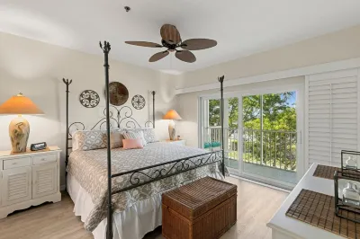 Walking Distance to Snook Inn, Smith House, Shopping, Day Spa & Live Music! Hotels near Hideaway Beach