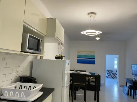 Lovely 2-bedrooms in Venetian Road Отели в г. Венешиан Роуд Сетлемент