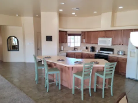 Desert Oasis - 4BR/2BA Home with Pool & Spa 福瑞娜麓山酒店