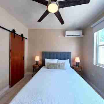 Modern Stay, Full Kitchen, 1 Block from the Beach. Rooms