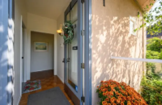 Suite Magnolia. Steps to Downtown & Breweries. Modern 2 bedroom apt w/fireplace.