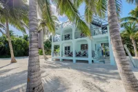 Charming 3-bedroom 2-bathroom Beachfront Beauty with separate living quarters - Jacuzzi