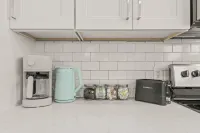 Artistic King Bed Apt w/Free Parking Built in 2023 Hotels in Conshohocken