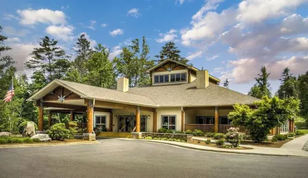 Cozy renovated townhome with mountain views in Sapphire, North Carolina!