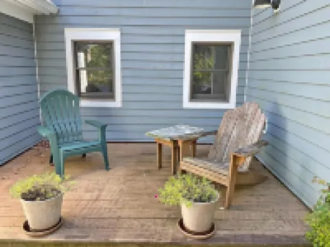 Cheerful 3 bed/2.5 bath home w/ hot tub - sleeps 9