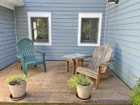Cheerful 3 bed/2.5 bath home w/ hot tub - sleeps 9