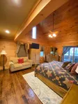 Large Log Cabin ON APP SKIMTN, HotTub, Pool Table, Kayaks, LOCATION! 100+reviews 트윗시 레일로드 주변 호텔