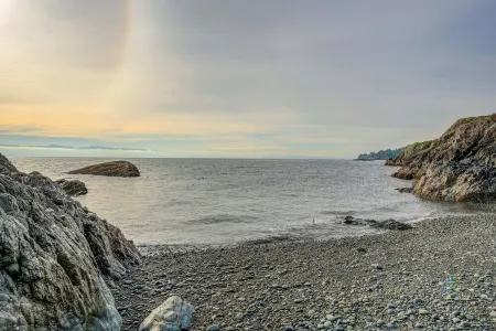 Orca Point Beachfront Suite: Enjoy Your Private Beach Seconds Outside Your Door!