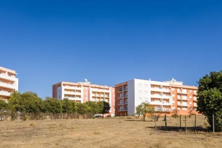 Apartment on the outskirts of Armacao de Pera with sea view.