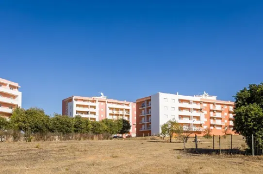 Apartment on the outskirts of Armacao de Pera with sea view.