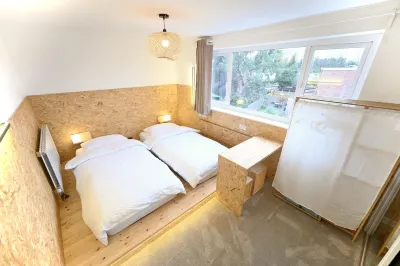 Stylish home in Warwick with piano. Free parking! EV charger available