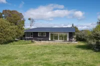 Waterfront Classic Kiwi Bach Hotel di 