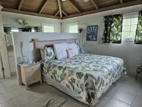 Waterfront Villa on White Sound, Private Dock, Beach, Swimming Pool, Pickle Ball Joe's Studio附近的飯店